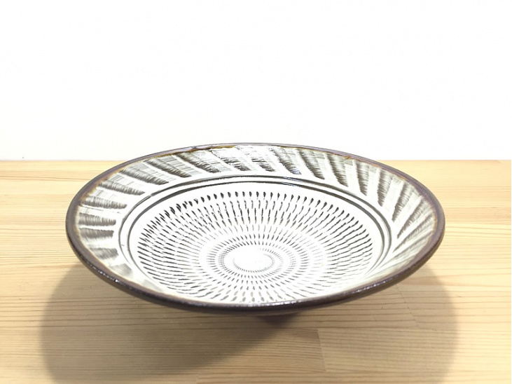 ７寸中深皿　飛び鉋と刷毛目　白